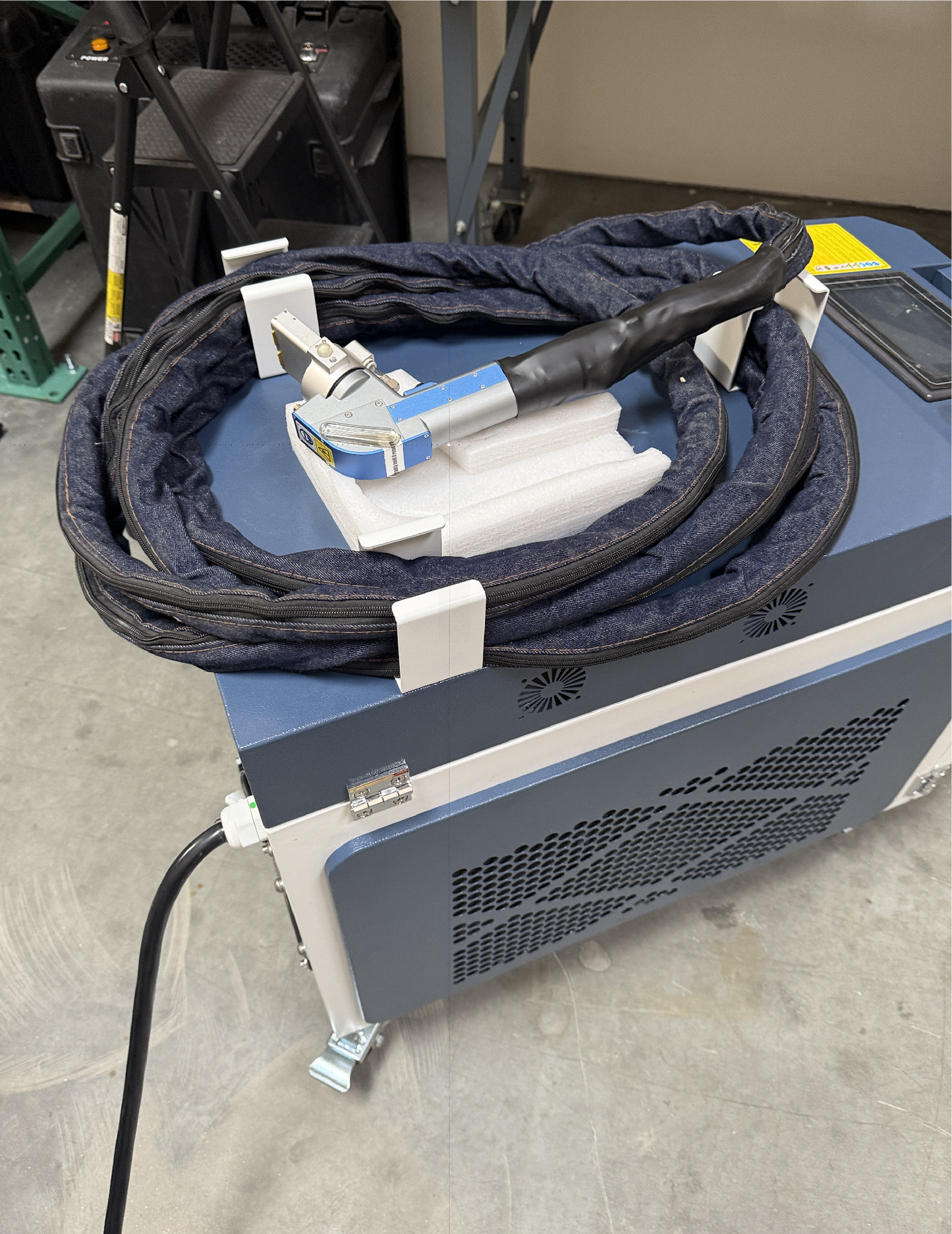 USA-ZAC Handheld Laser Rust Removal Max 2000W for Metal Graffiti Paint Coating Oil Mold (90% New)