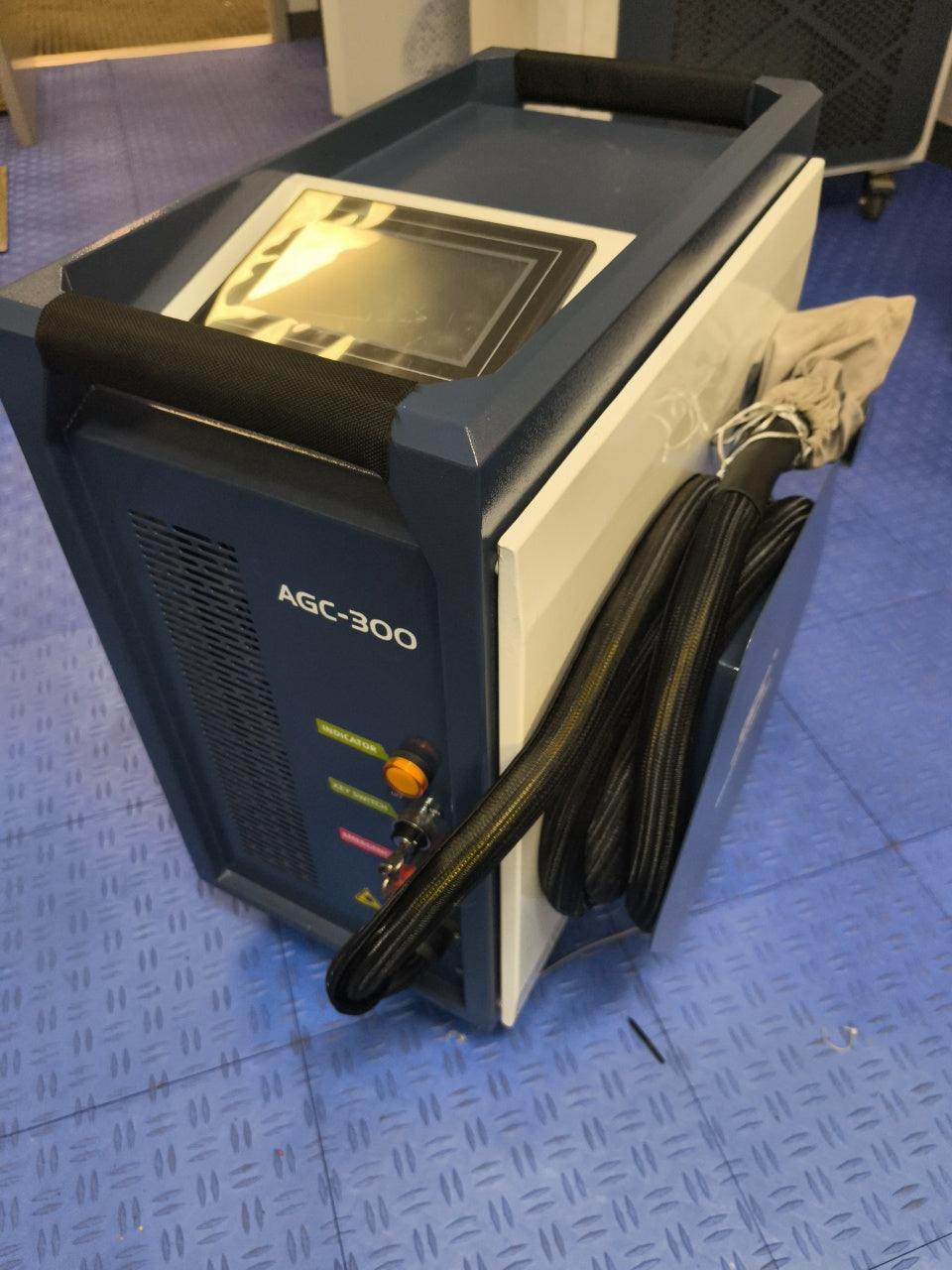 Used ZAC 500W G-Series Laser Cleaning Machine 220V Air-cooled Pulsed Laser Rust Removal for Metal Rust Oil Graffiti Painting Coating（90% new）